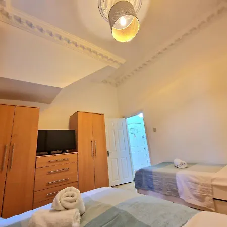 Lovely Ground Floor Home With High Ceiling And A Private Garden By Earl'S Court Station London Exterior photo