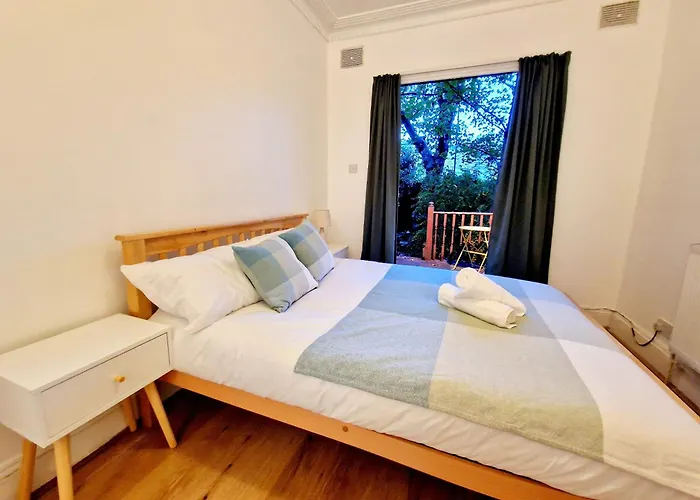 Lovely Ground Floor Home With High Ceiling And A Private Garden By Earl\'S Court Station