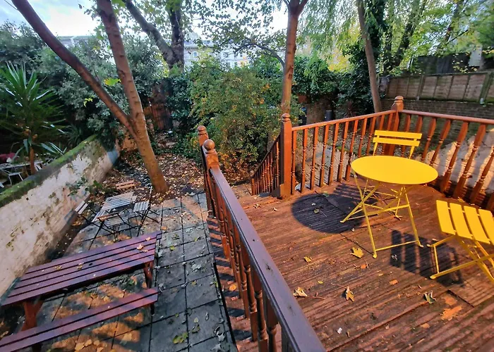 Lovely Ground Floor Home With High Ceiling And A Private Garden By Earl\'S Court Station