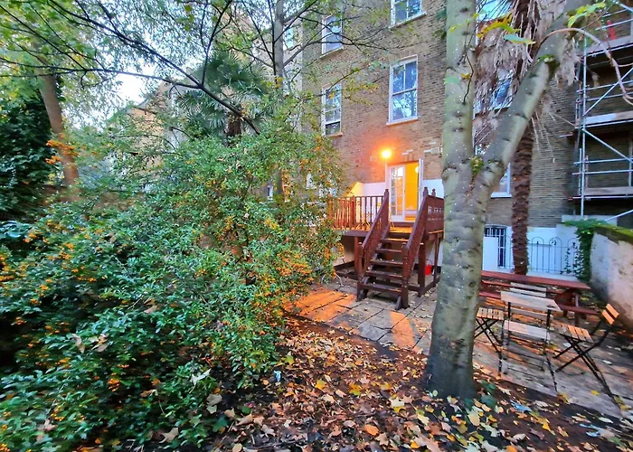 Lovely Ground Floor Home With High Ceiling And A Private Garden By Earl\'S Court Station