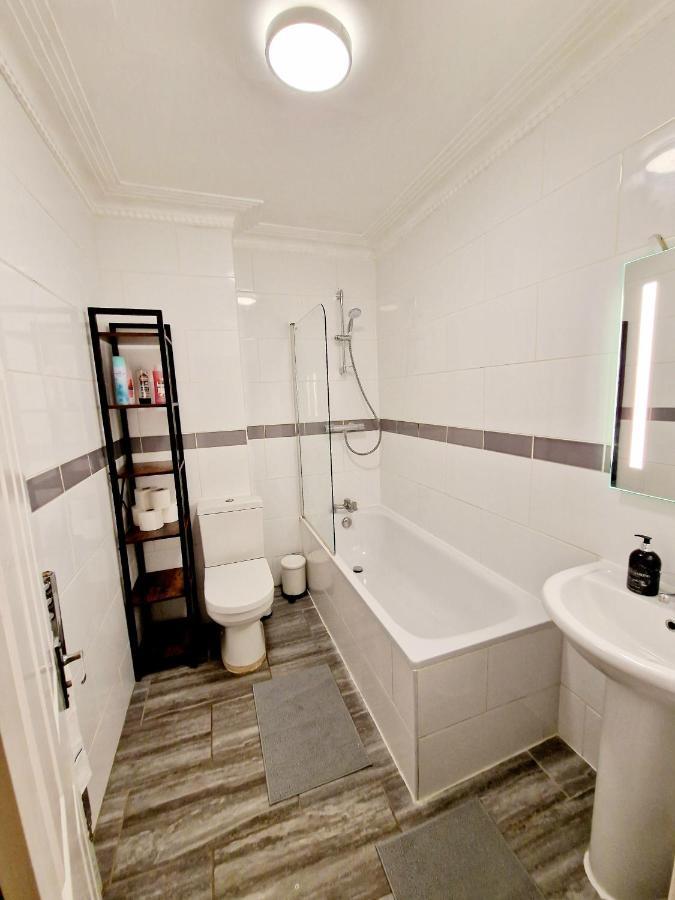 Lovely Ground Floor With High Ceiling And A Private Garden By Earl's Court Station Апартаменты *