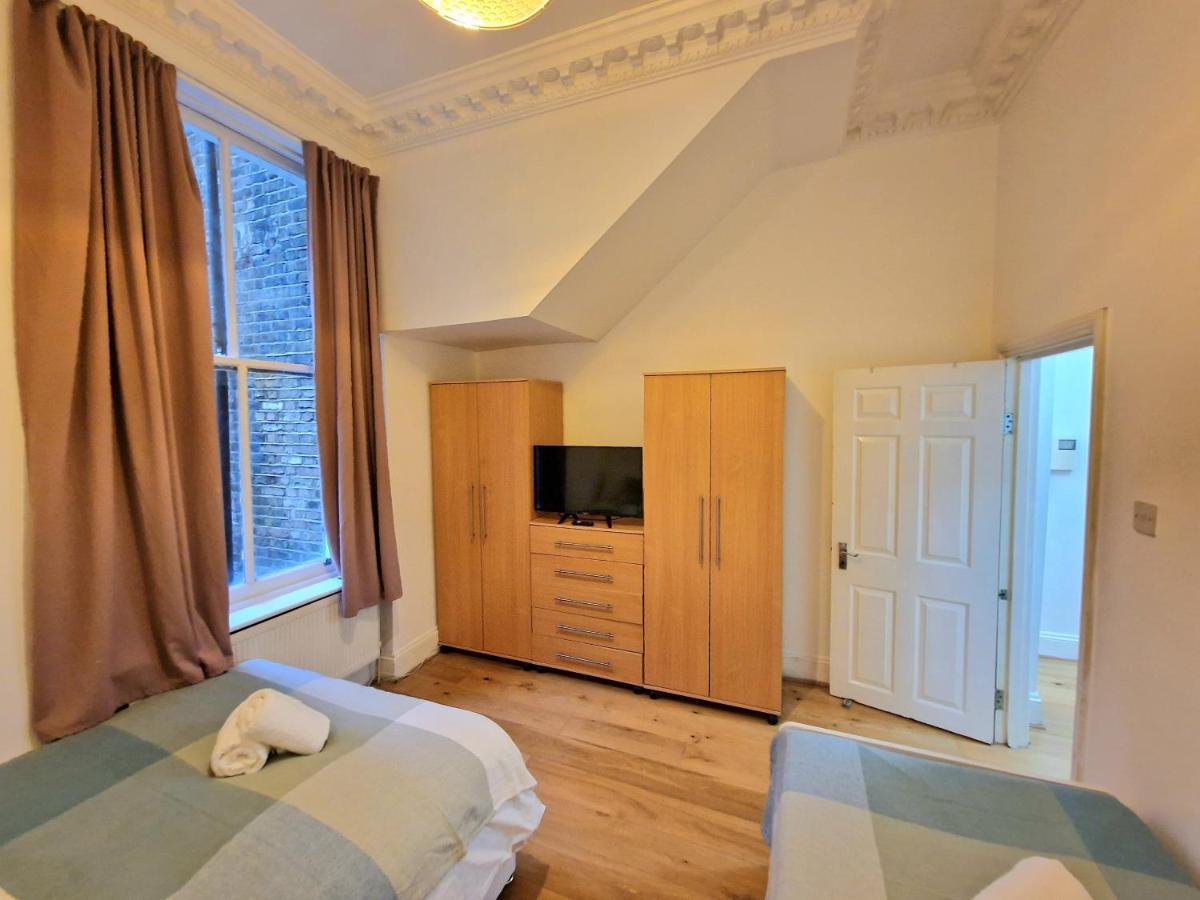 Апартаменты Lovely Ground Floor With High Ceiling And A Private Garden By Earl's Court Station Лондон