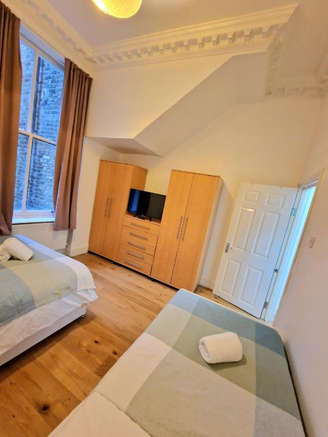 Lovely Ground Floor With High Ceiling And A Private Garden By Earl's Court Station Лондон
