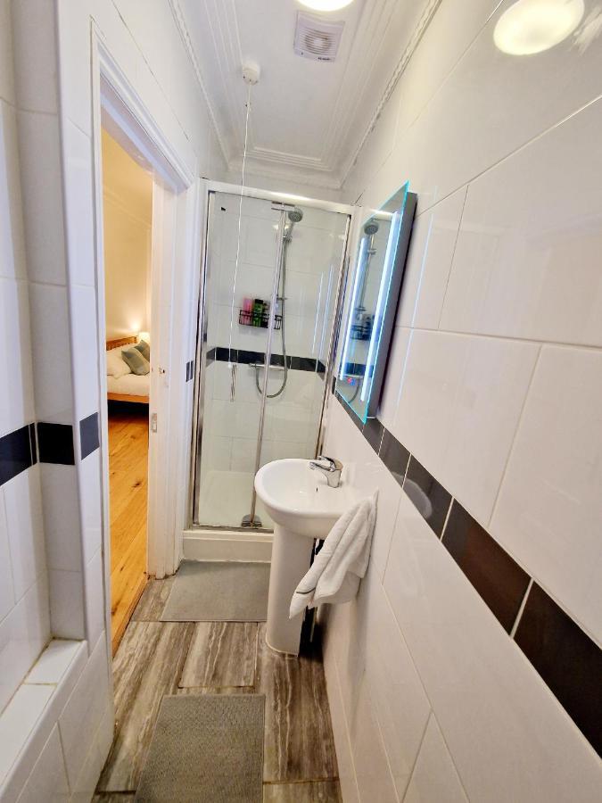 Lovely Ground Floor With High Ceiling And A Private Garden By Earl's Court Station Лондон