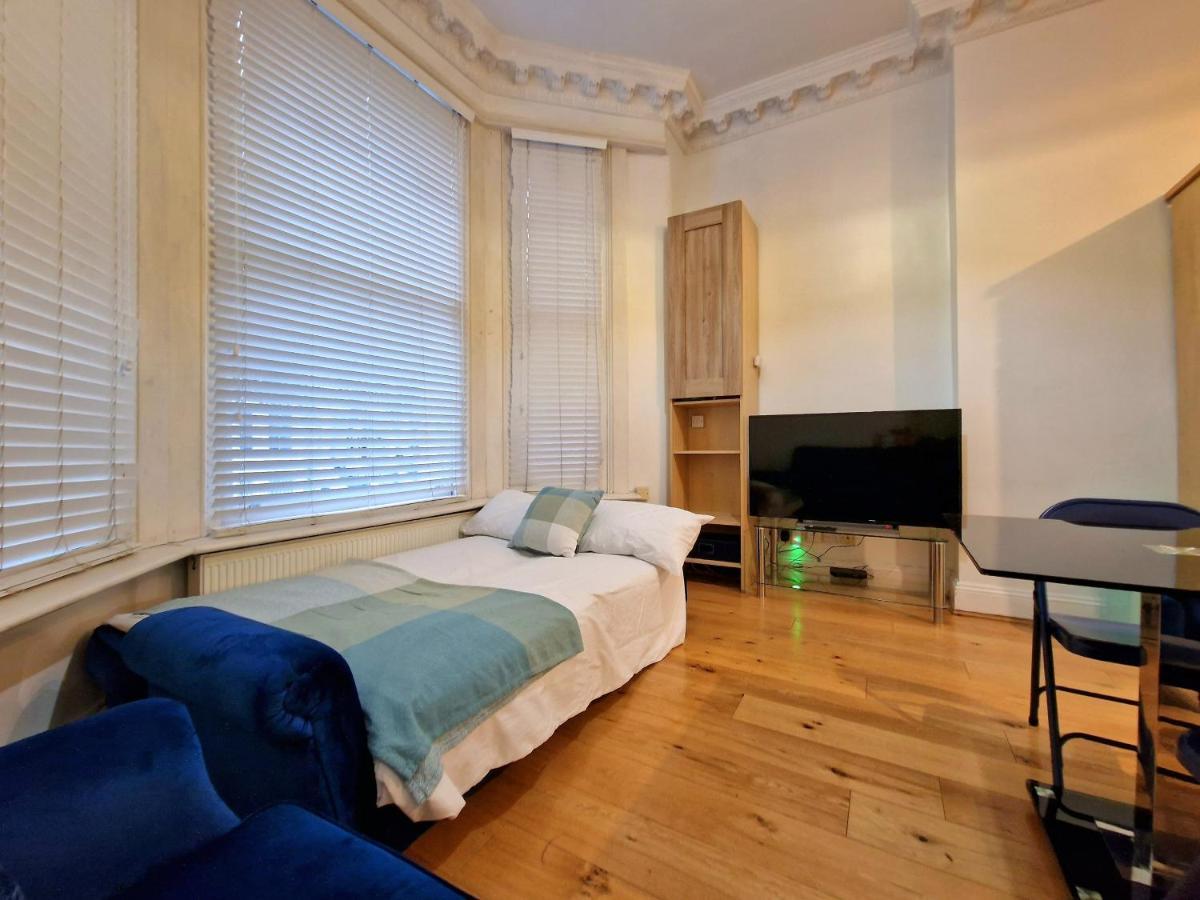 Апартаменты Lovely Ground Floor With High Ceiling And A Private Garden By Earl's Court Station Лондон