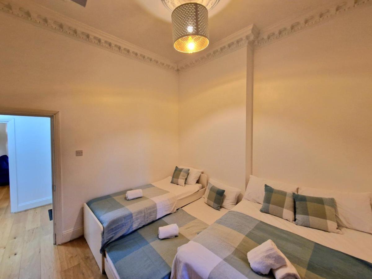 Апартаменты Lovely Ground Floor With High Ceiling And A Private Garden By Earl's Court Station Лондон