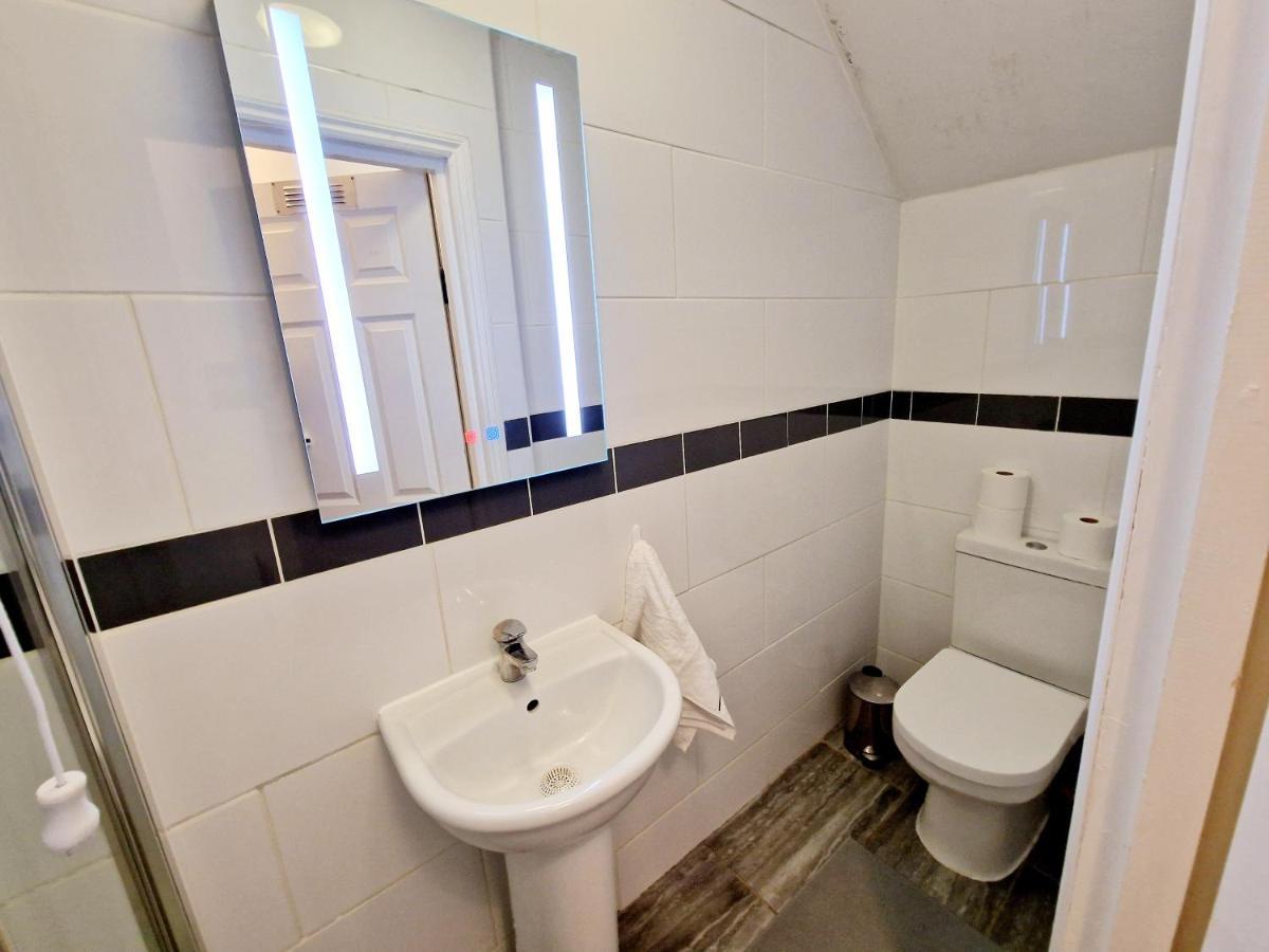 Lovely Ground Floor With High Ceiling And A Private Garden By Earl's Court Station Апартаменты Лондон