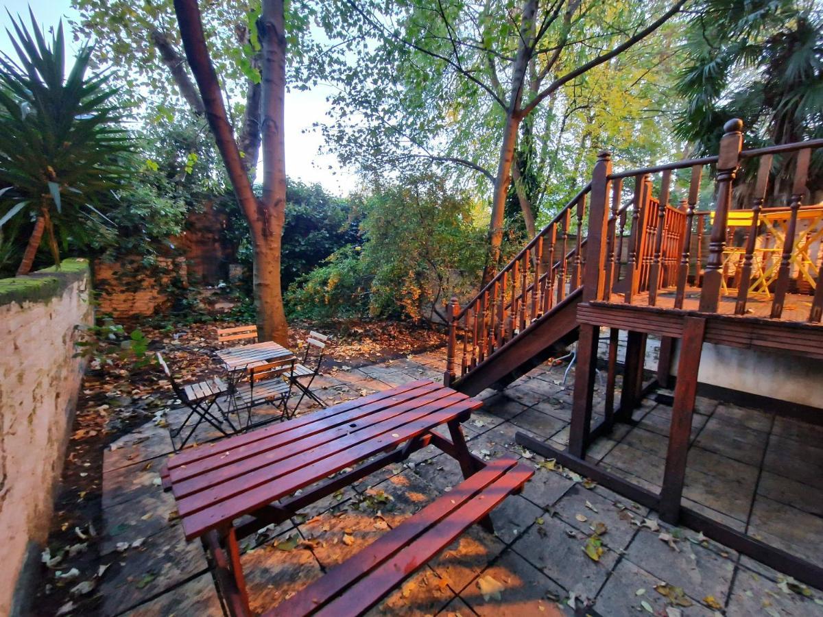 Апартаменты Lovely Ground Floor With High Ceiling And A Private Garden By Earl's Court Station Лондон