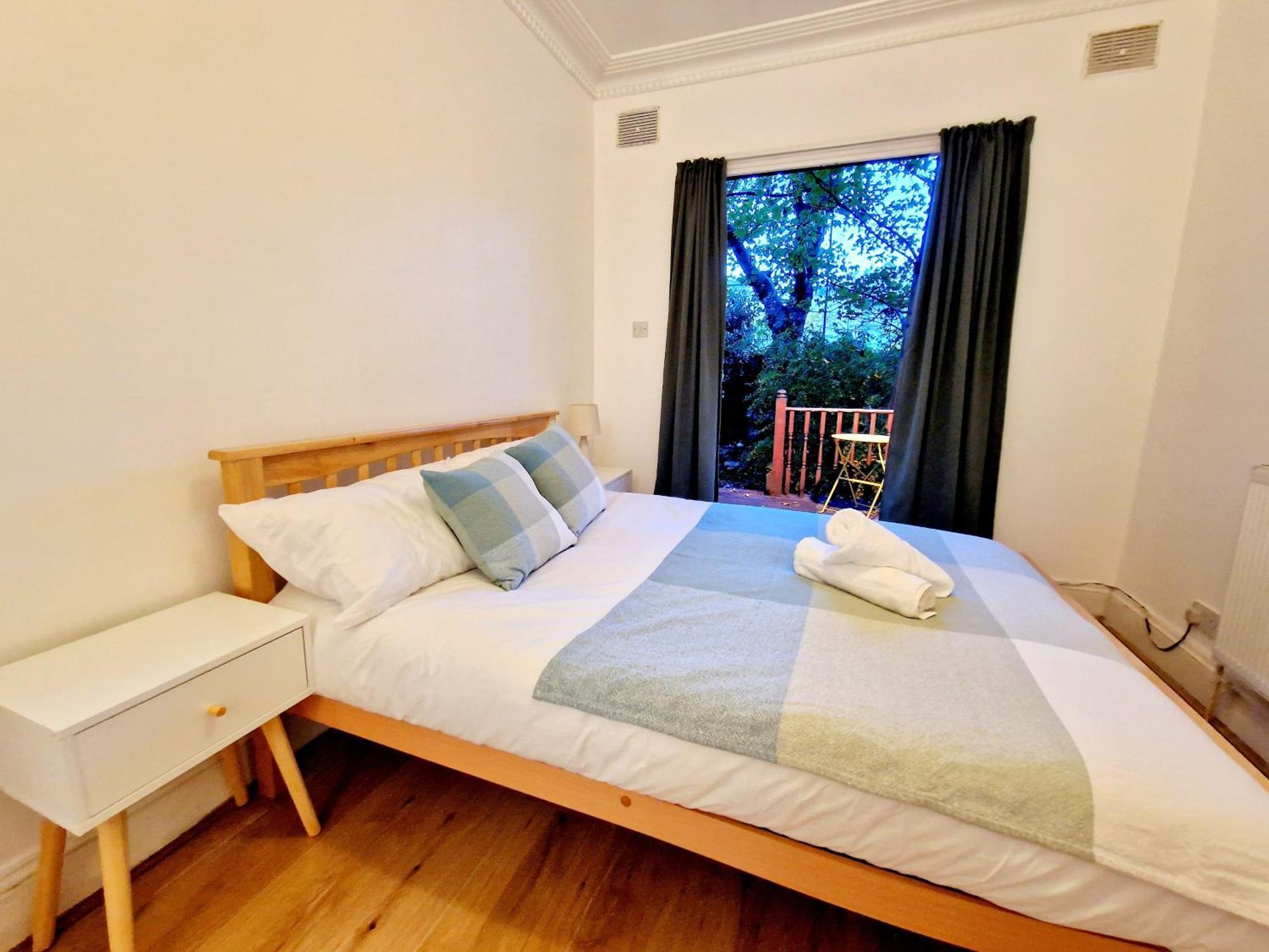 Lovely Ground Floor With High Ceiling And A Private Garden By Earl's Court Station Апартаменты Лондон