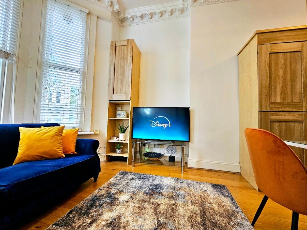 Lovely Ground Floor With High Ceiling And A Private Garden By Earl's Court Station Апартаменты