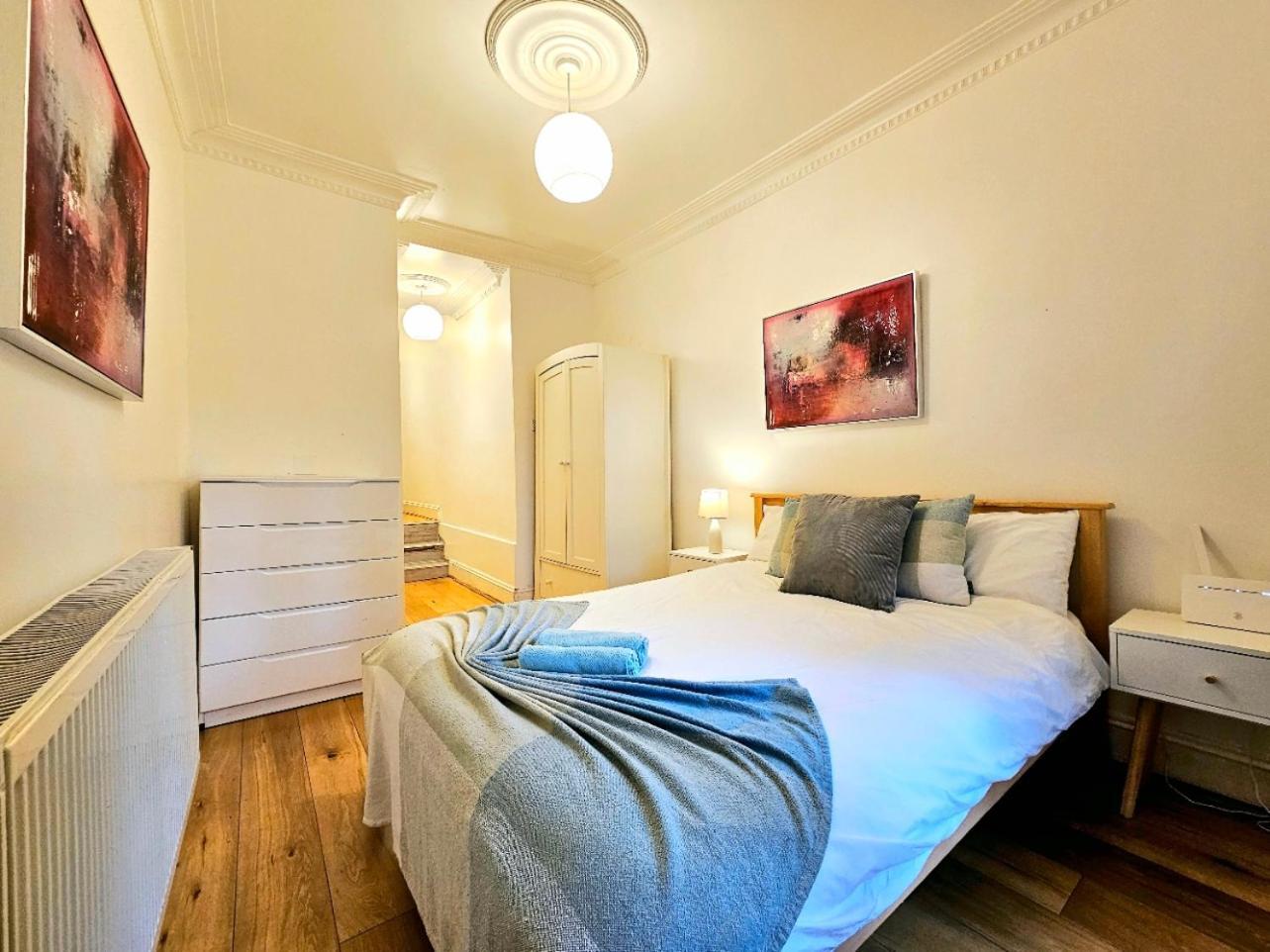 Апартаменты Lovely Ground Floor With High Ceiling And A Private Garden By Earl's Court Station Лондон
