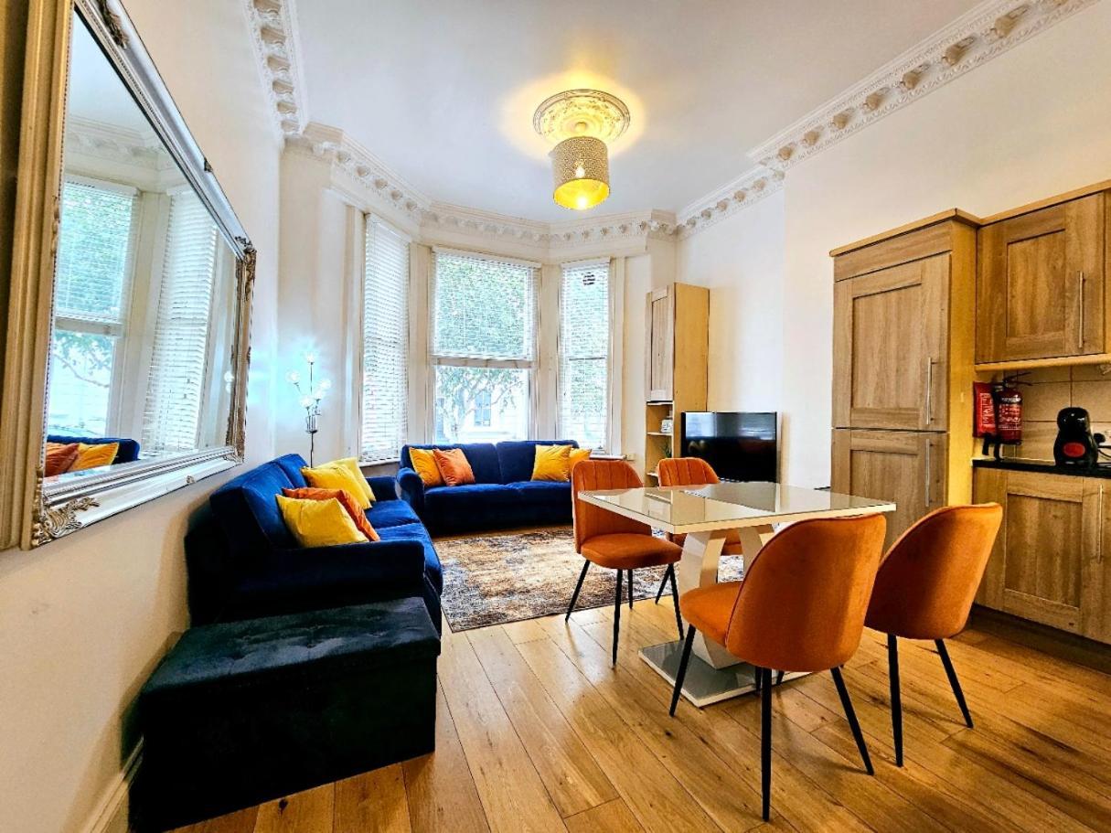 Lovely Ground Floor With High Ceiling And A Private Garden By Earl's Court Station Лондон