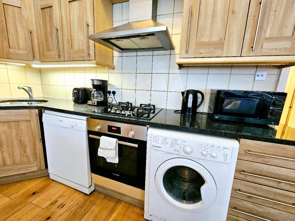 Lovely Ground Floor With High Ceiling And A Private Garden By Earl's Court Station Апартаменты *