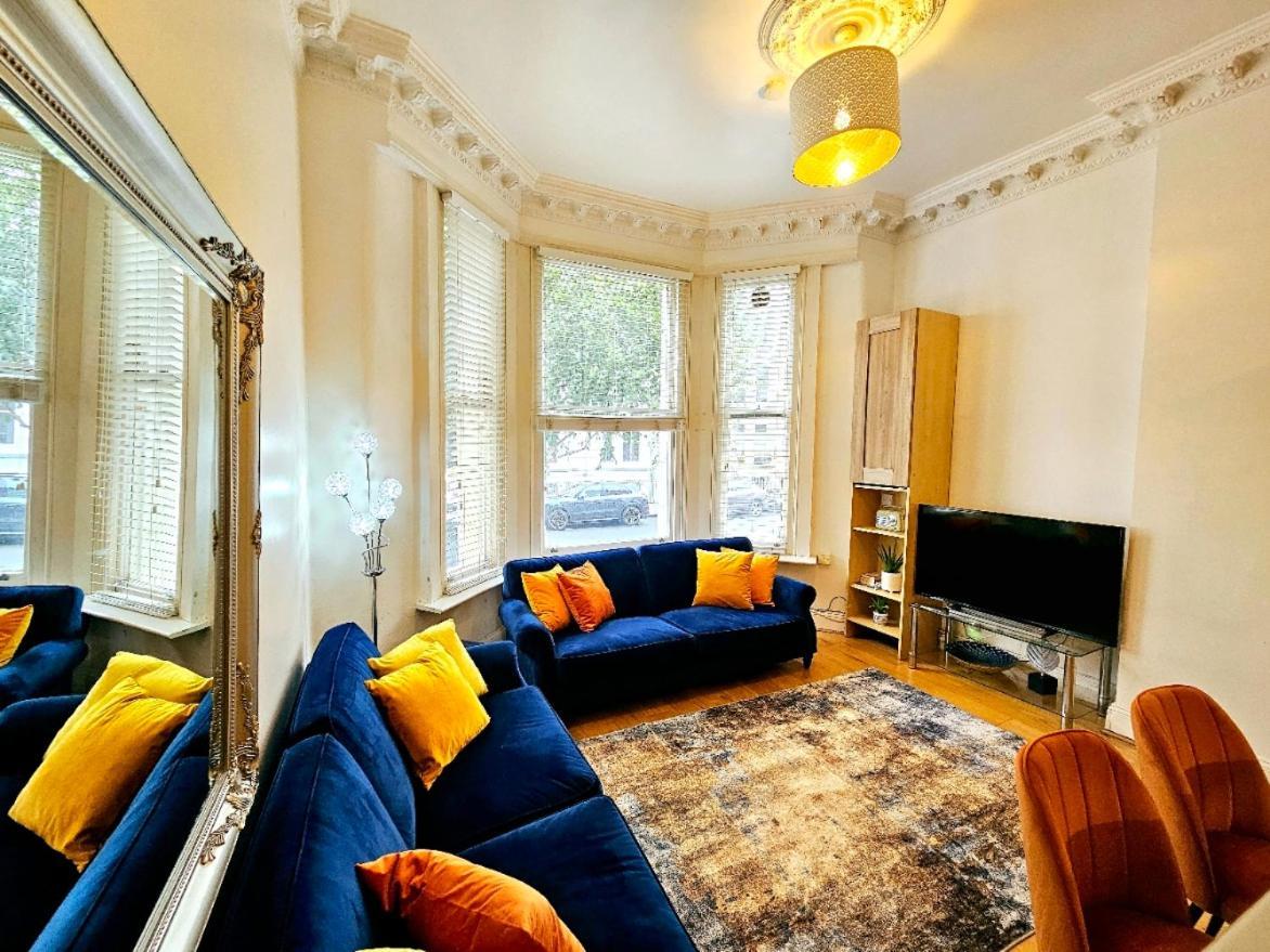 Апартаменты Lovely Ground Floor With High Ceiling And A Private Garden By Earl's Court Station